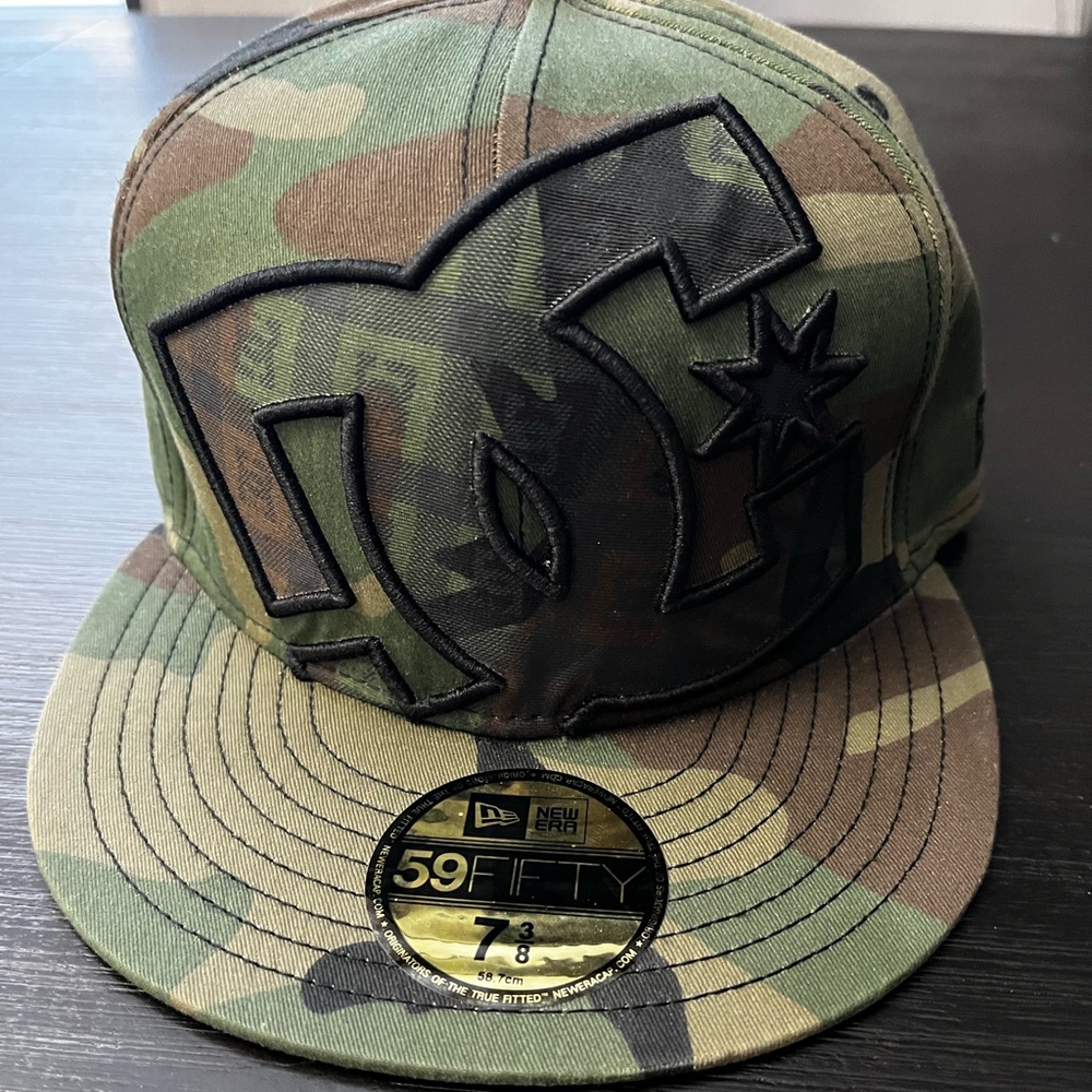 Vintage DC Shoes New Era fitted hat, camo color, size 7 3/8